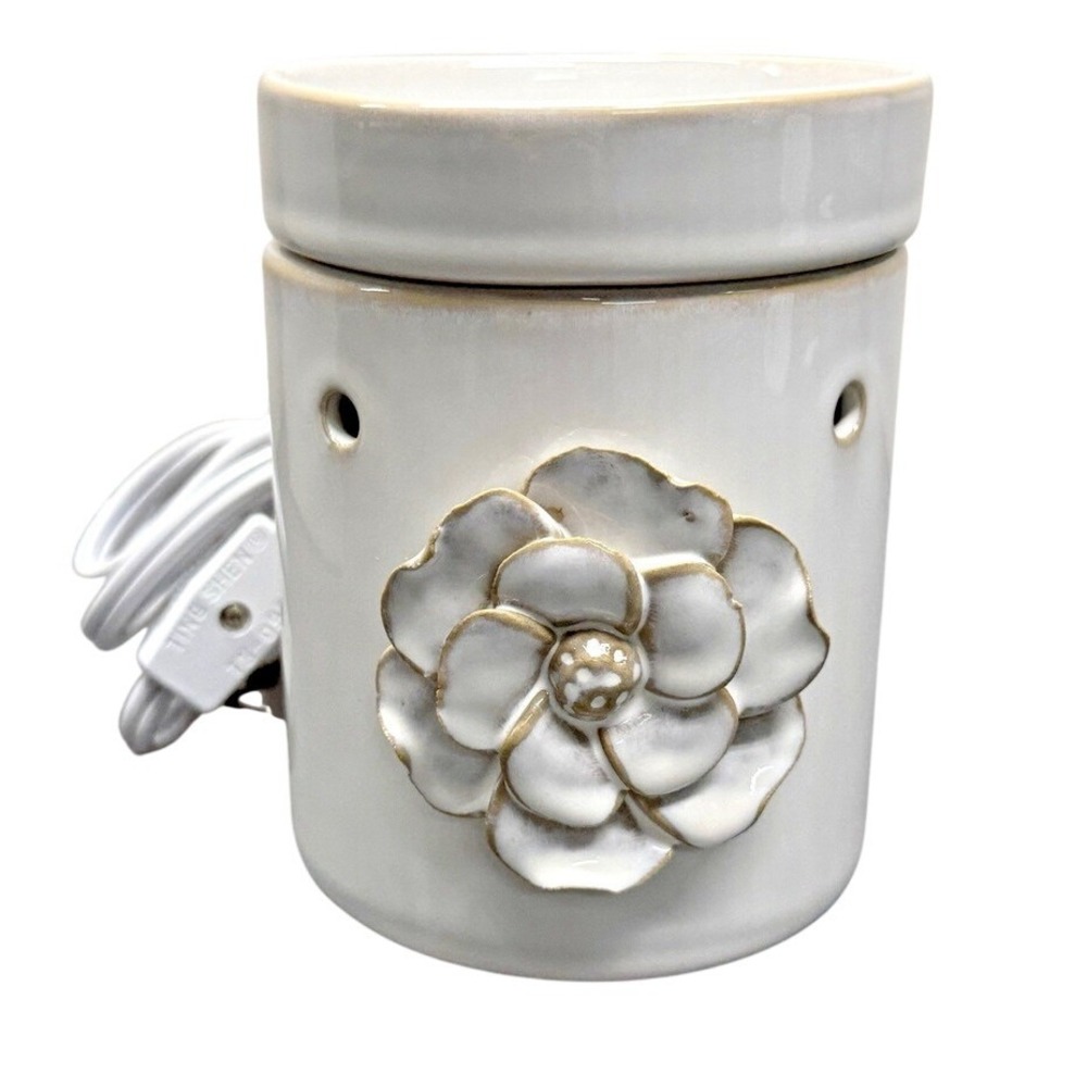Scentsy Amala Mid-Size Wax Warmer Cream Ceramic Flower Design W/ Box